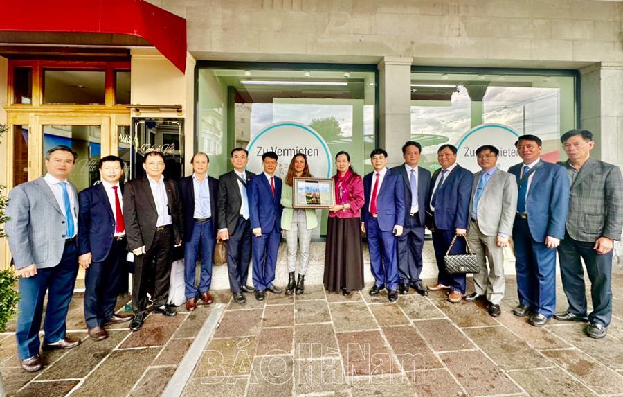 Đồng chí Bí thư Tỉnh ủy Lê Thị Thủy cùng đoàn công tác tỉnh Hà Nam làm việc tại Ban Quản lý Trung tâm du lịch Hồ Lucerne, bang Lucerne, Thụy Sỹ