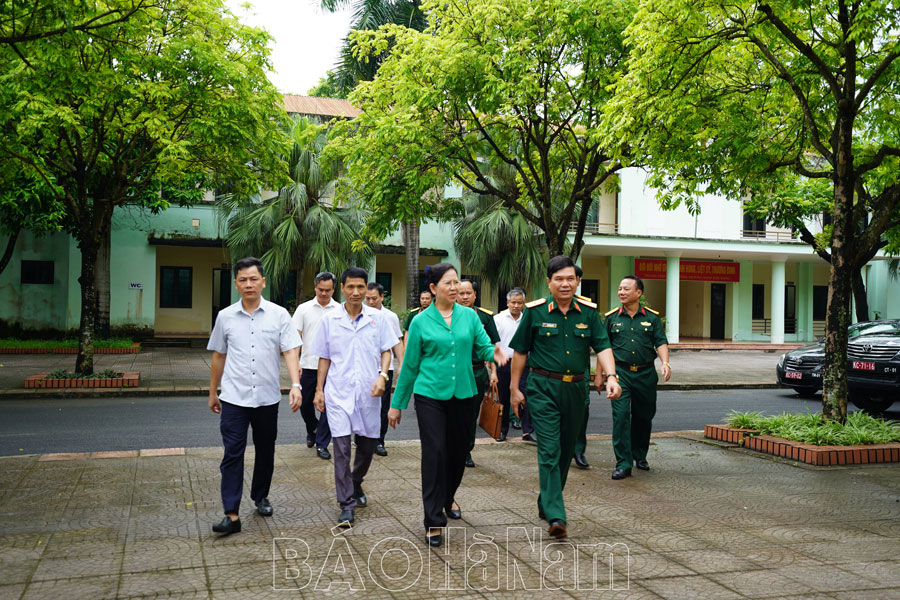 Đồng chí Bí thư Tỉnh ủy Lê Thị Thủy và Đoàn công tác Bộ Tư lệnh Quân khu 3 thăm, tặng quà Trung tâm Điều dưỡng Thương binh Kim Bảng