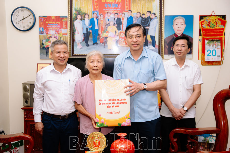 Lãnh đạo tỉnh thăm, tặng quà nhân Ngày Thương binh liệt sĩ
