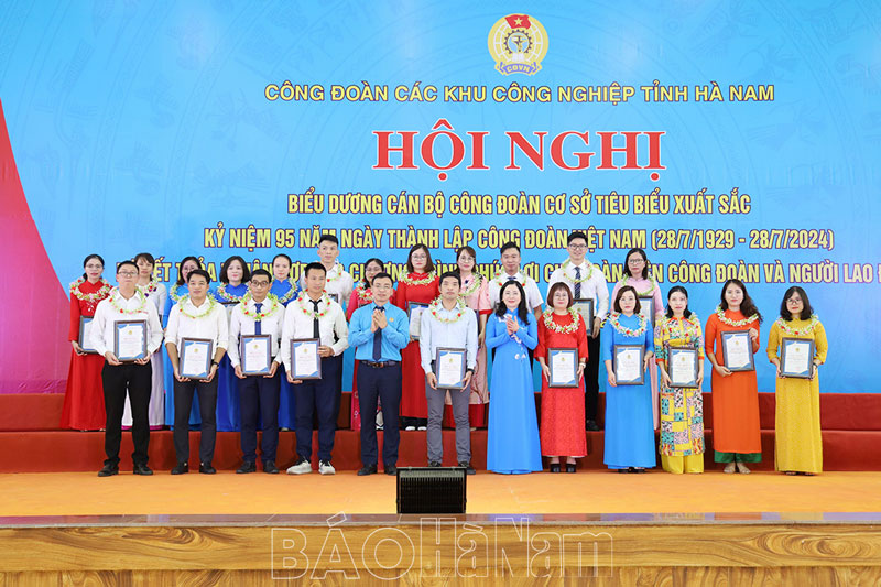 Công đoàn các KCN tỉnh biểu dương 95 cán bộ công đoàn tiêu biểu xuất sắc