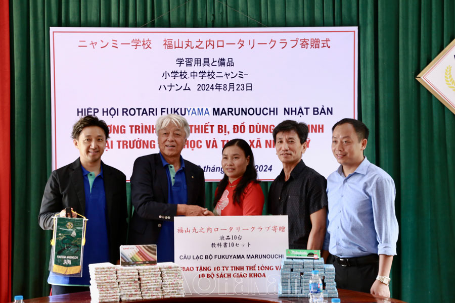 Hiệp hội ​Doanh nghiệp Nhật Bản tặng quà trường Tiểu học và Trung học cơ sở xã Nhân Mỹ