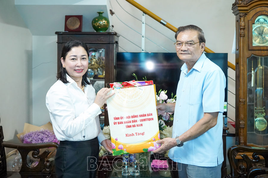 Đồng chí Phó Bí thư Thường trực Tỉnh ủy thăm, tặng quà các đồng chí nguyên lãnh đạo, cán bộ chủ chốt của tỉnh