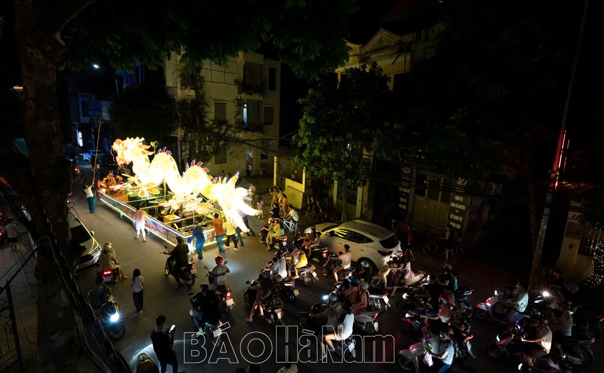 Phường Trần Hưng Đạo diễn diễu mô hình Đèn Trung thu năm 2024