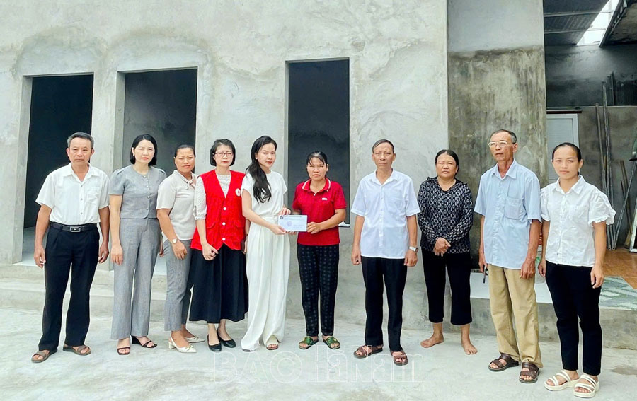 Trao kinh phí hỗ trợ gia đình cận nghèo xã Trịnh Xá