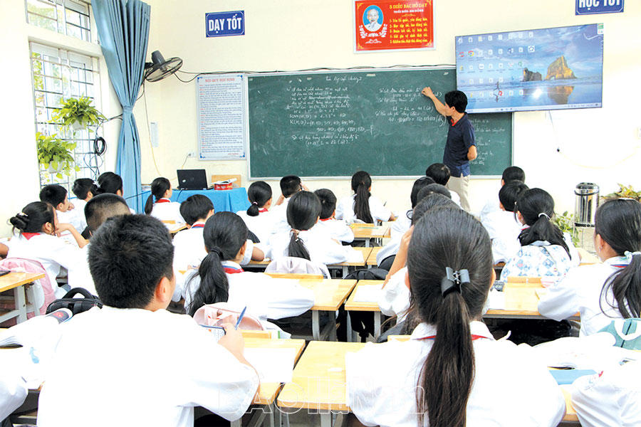 Phát huy vai trò đảng viên trong thực hiện nhiệm vụ giáo dục