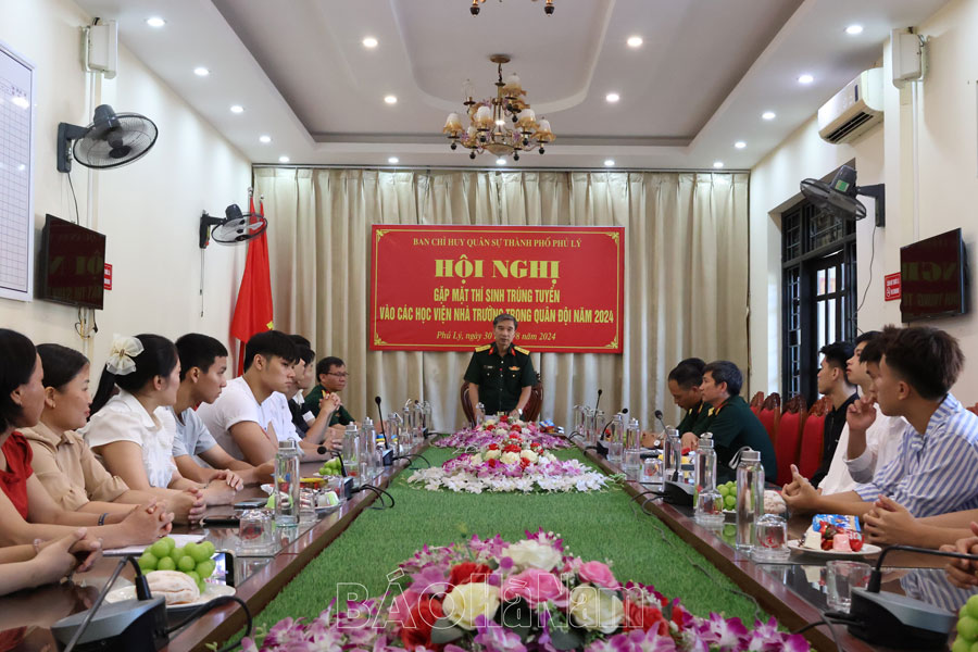 Ban Tuyển sinh quân sự thành phố Phủ Lý, huyện Kim Bảng gặp mặt thí sinh trúng tuyển vào các trường quân đội