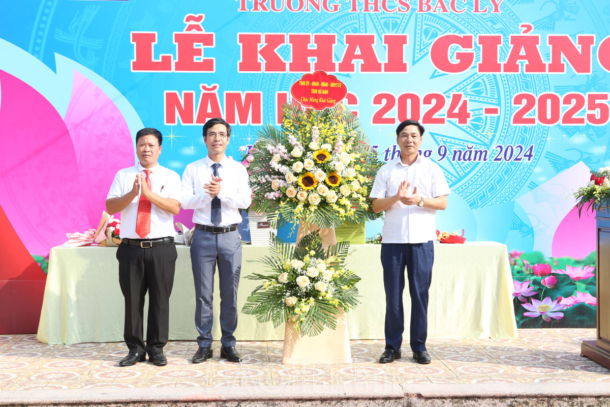 Các đồng chí lãnh đạo tỉnh dự, chúc mừng khai giảng năm học mới 2024- 2025