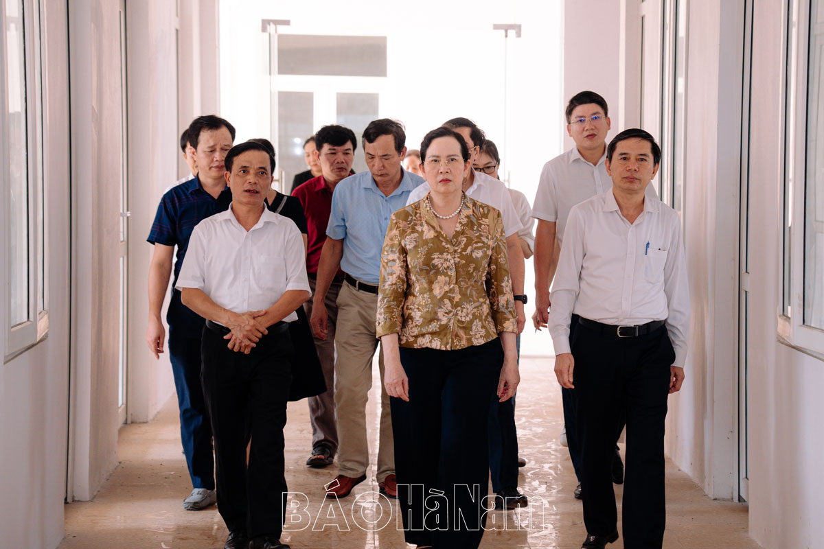 Đồng chí Bí thư Tỉnh ủy Lê Thị Thủy kiểm tra một số cơ sở y tế trên địa bàn