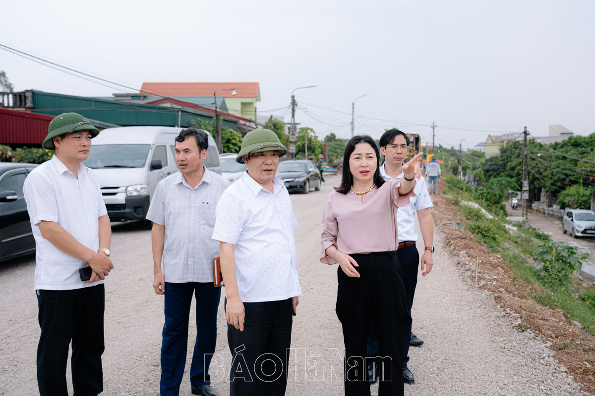 Đồng chí Phó Bí thư Thường trực Tỉnh ủy Đinh Thị Lụa kiểm tra công tác phòng, chống lụt bão