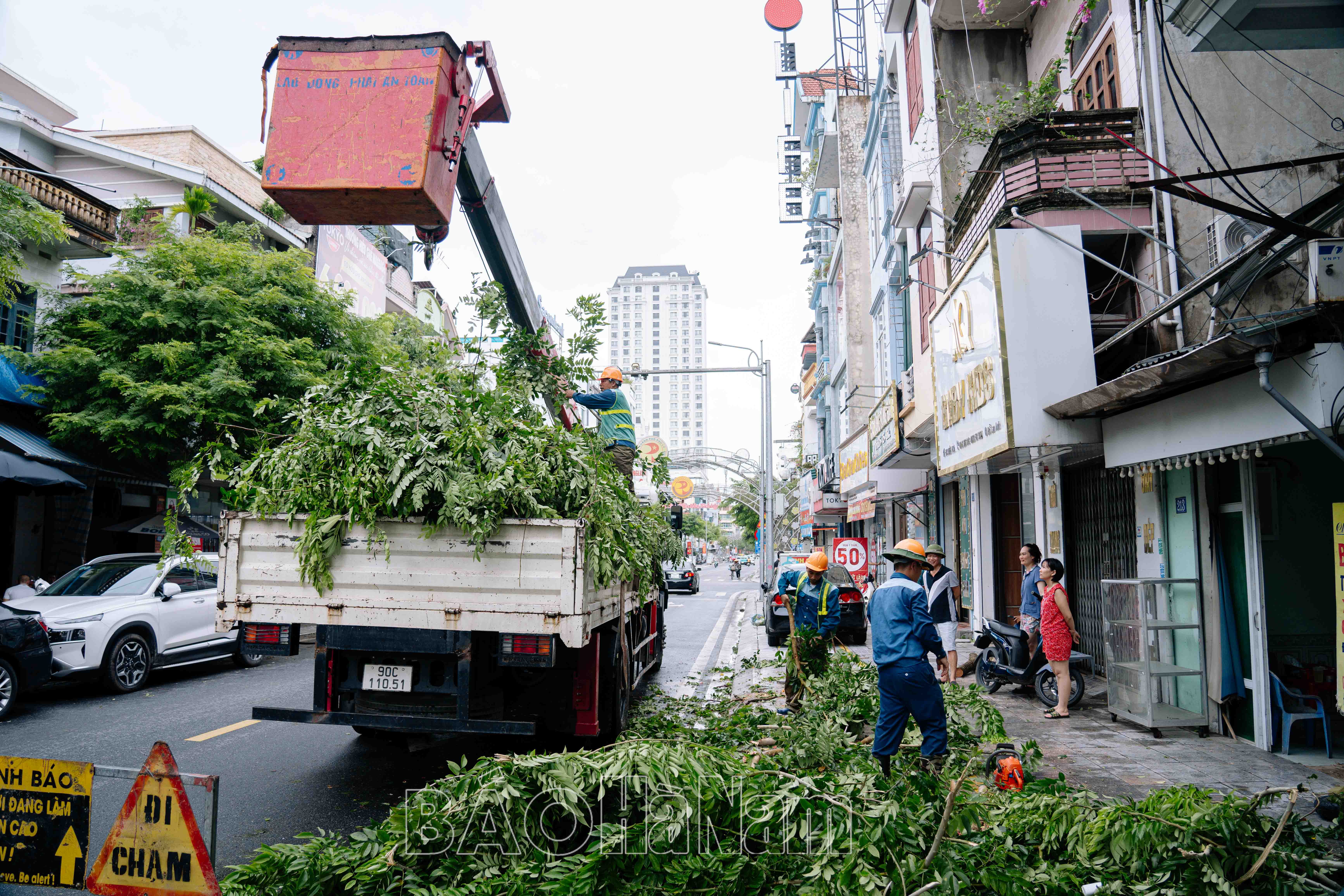 Người dân Phủ Lý nỗ lực khắc phục hậu quả do bão số 3 gây ra