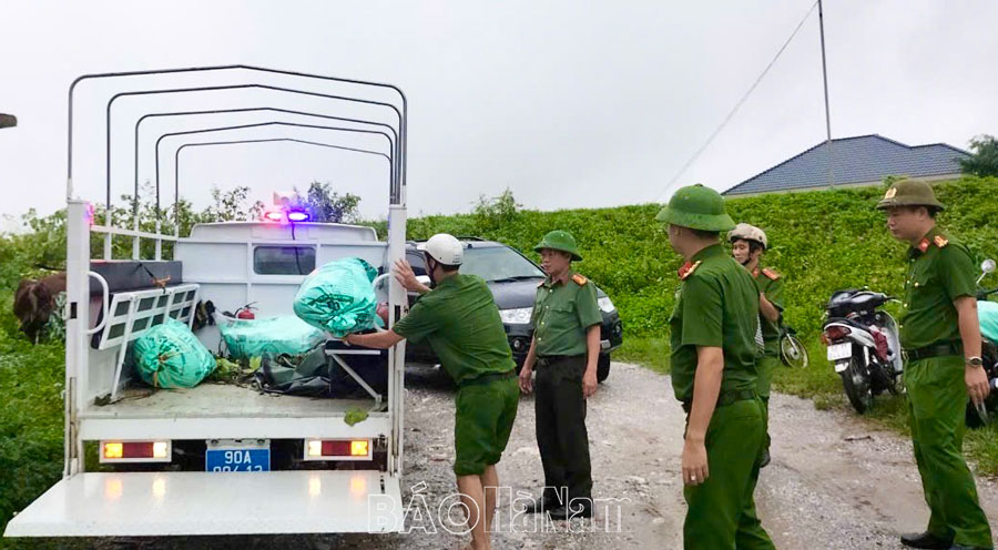 Công an Lý Nhân xuyên đêm hỗ trợ người dân vùng ngập lụt đến nơi an toàn