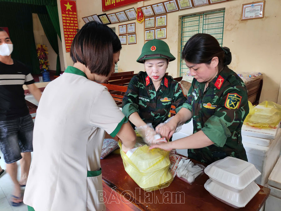 Hội phụ nữ cơ quan Bộ CHQS tỉnh phối hợp nấu cơm phục vụ bà con bị ngập lụt