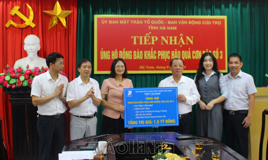 VNPT Hà Nam hỗ trợ nhân dân vùng lũ khắc phục hậu quả cơn bão số 3