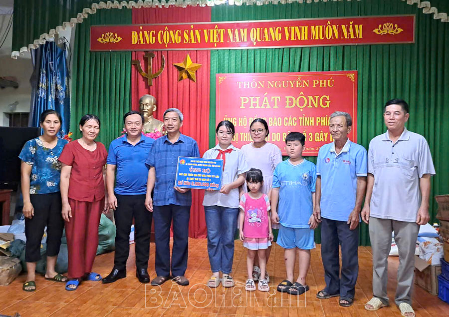 Chi đội Thiếu niên thôn Nguyễn Phú ủng hộ các bạn thiếu nhi bị ảnh hưởng do bão số 3