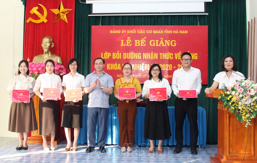 Đảng ủy Khối các cơ quan tỉnh bế giảng lớp bồi dưỡng nhận thức về Đảng khoá VII
