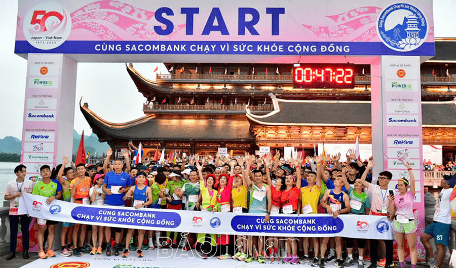 Khoảng 2.100 vận động viên tham gia Giải Tam Chúc Marathon cùng Sacombank chạy vì sức khỏe cộng đồng tỉnh Hà Nam năm 2024