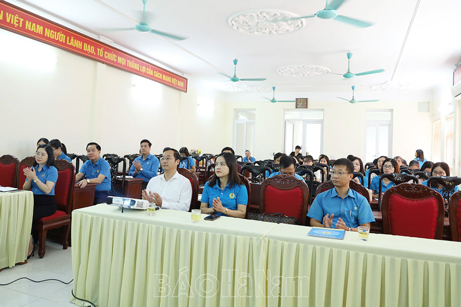 Tập huấn công tác thi đua khen thưởng cho cán bộ công đoàn