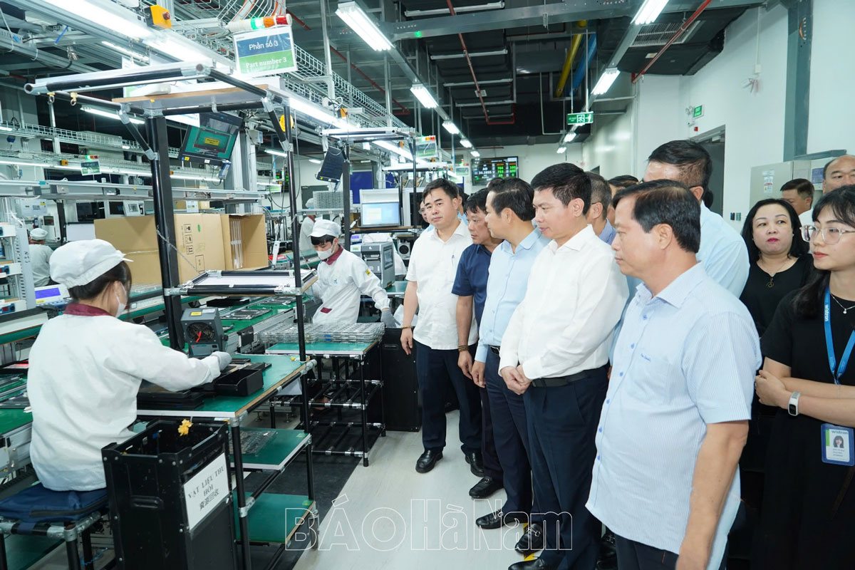 Đoàn cán bộ lớp Bồi dưỡng cán bộ quy hoạch Ủy viên Trung ương Đảng khảo sát thực tế tại Công ty TNHH Wistron Infocomm