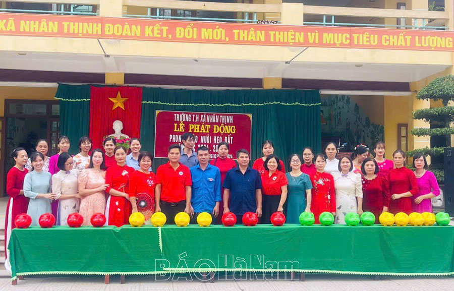 Trường Tiểu học Nhân Thịnh phát động phong trào "Nuôi heo đất" giúp bạn đến trường