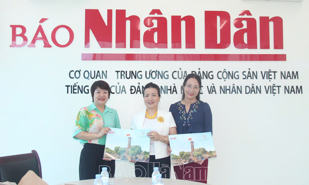 Báo Nhân Dân trao tặng 4.500 ấn phẩm đặc biệt “Cột cờ Hà Nội” cho các trường học và bạn đọc Hà Nam