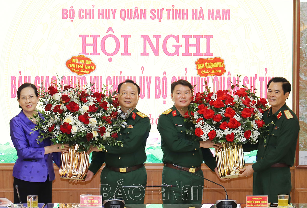 Bàn giao chức vụ Chính ủy Bộ Chỉ huy Quân sự tỉnh