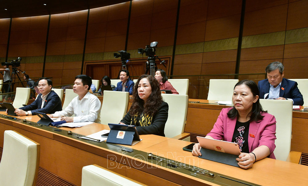 Đoàn ĐBQH tỉnh thảo luận tại tổ về dự án Luật sửa đổi, bổ sung một số điều của Luật Sĩ quan Quân đội nhân dân Việt Nam