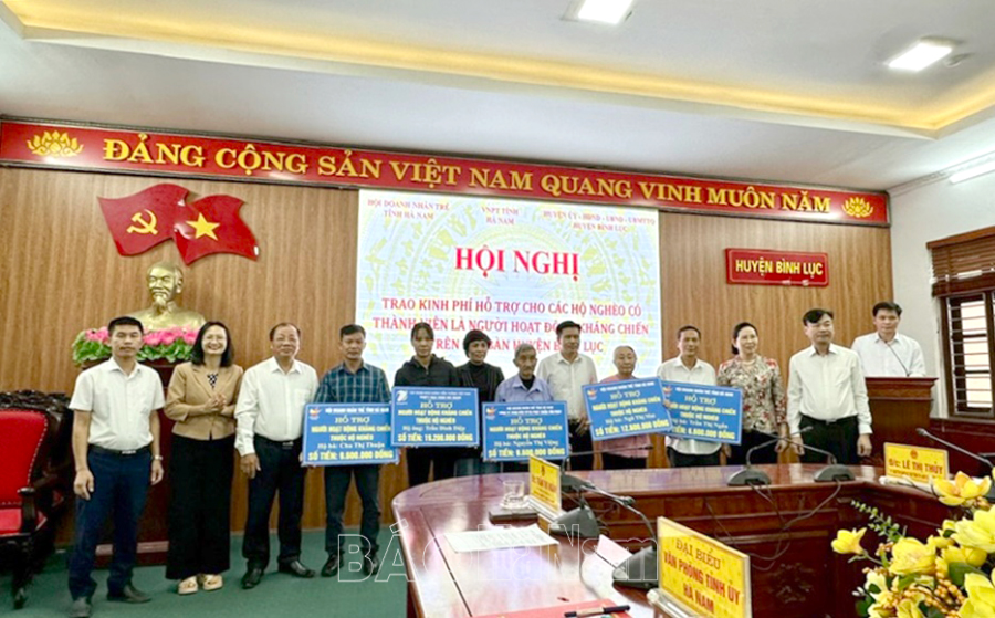 Hỗ trợ kinh phí cho 5 hộ nghèo có thành viên là người có công với cách mạng trên địa bàn huyện Bình Lục