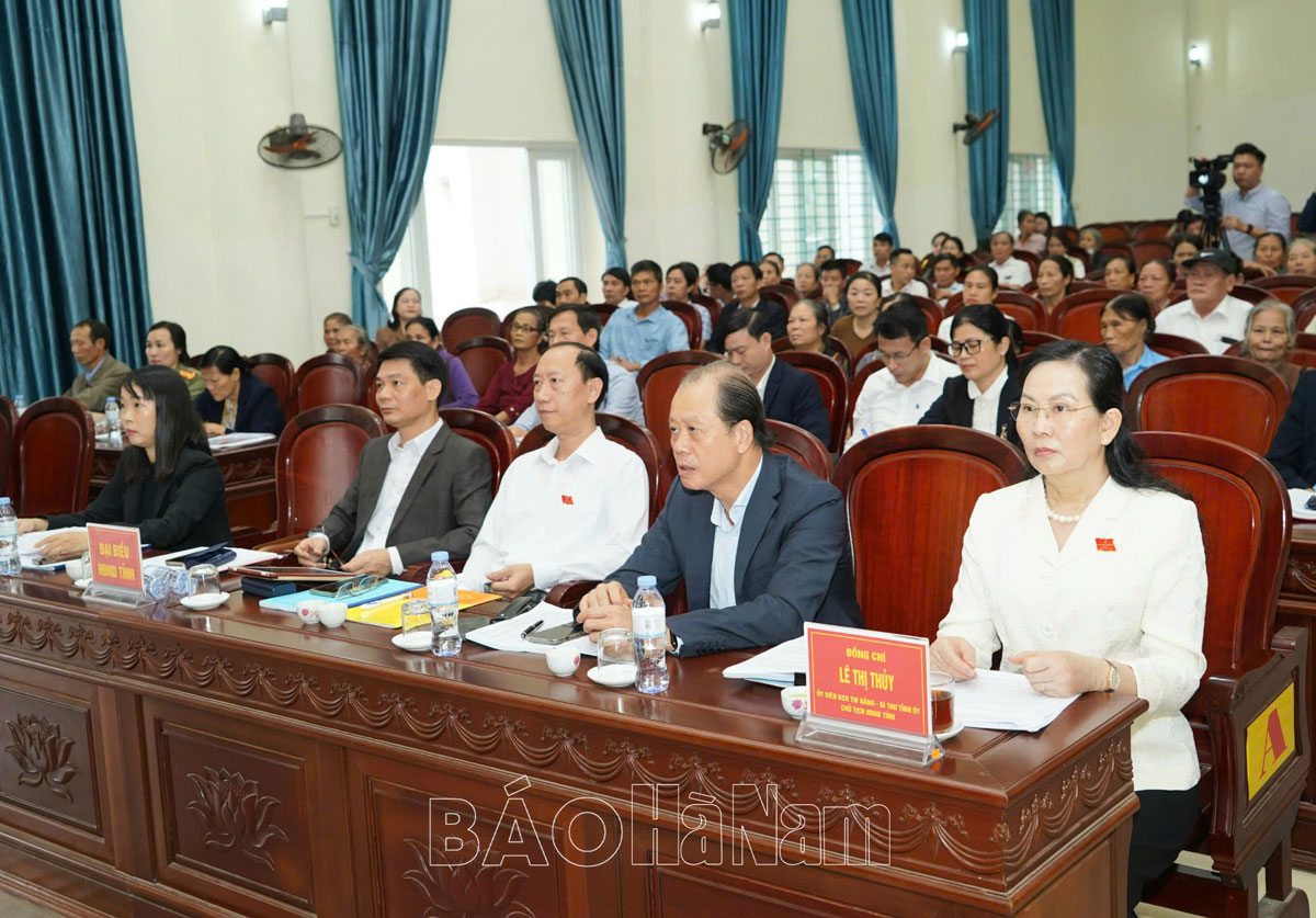 Đồng chí Bí thư Tỉnh ủy Lê Thị Thủy tiếp xúc cử tri tại xã Tiên Tân