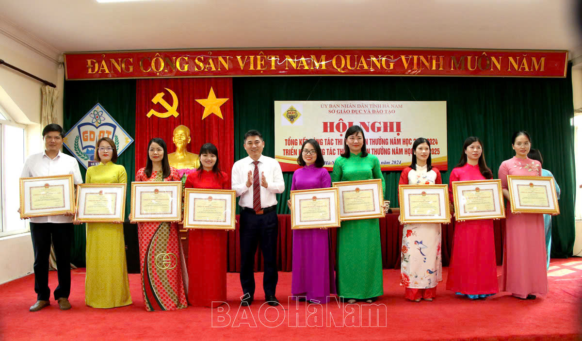 Trên 250 lượt tập thể, cá nhân được UBND tỉnh, Bộ Giáo dục và Đào tạo khen thưởng