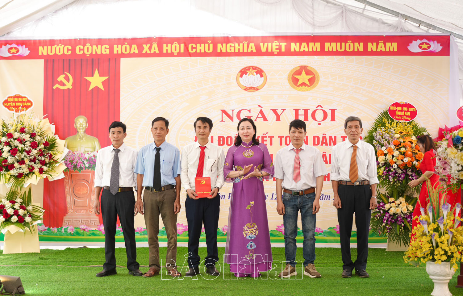 Đồng chí Phó Bí thư Thường trực Tỉnh ủy Đinh Thị Lụa dự Ngày hội Đại đoàn kết toàn dân tộc tại thôn Đông, xã Hoàng Tây