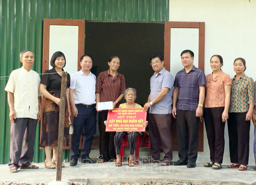 Bàn giao 4 nhà “Đại đoàn kết” cho hộ nghèo ở thị trấn Bình Mỹ