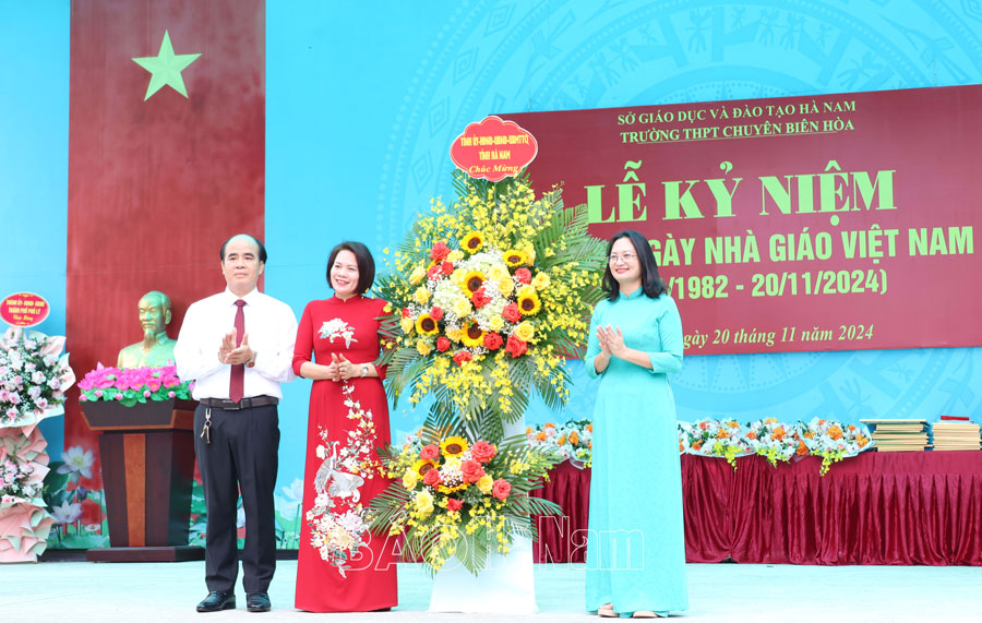 Trường THPT chuyên Biên Hoà kỷ niệm 42 năm Ngày Nhà giáo Việt Nam