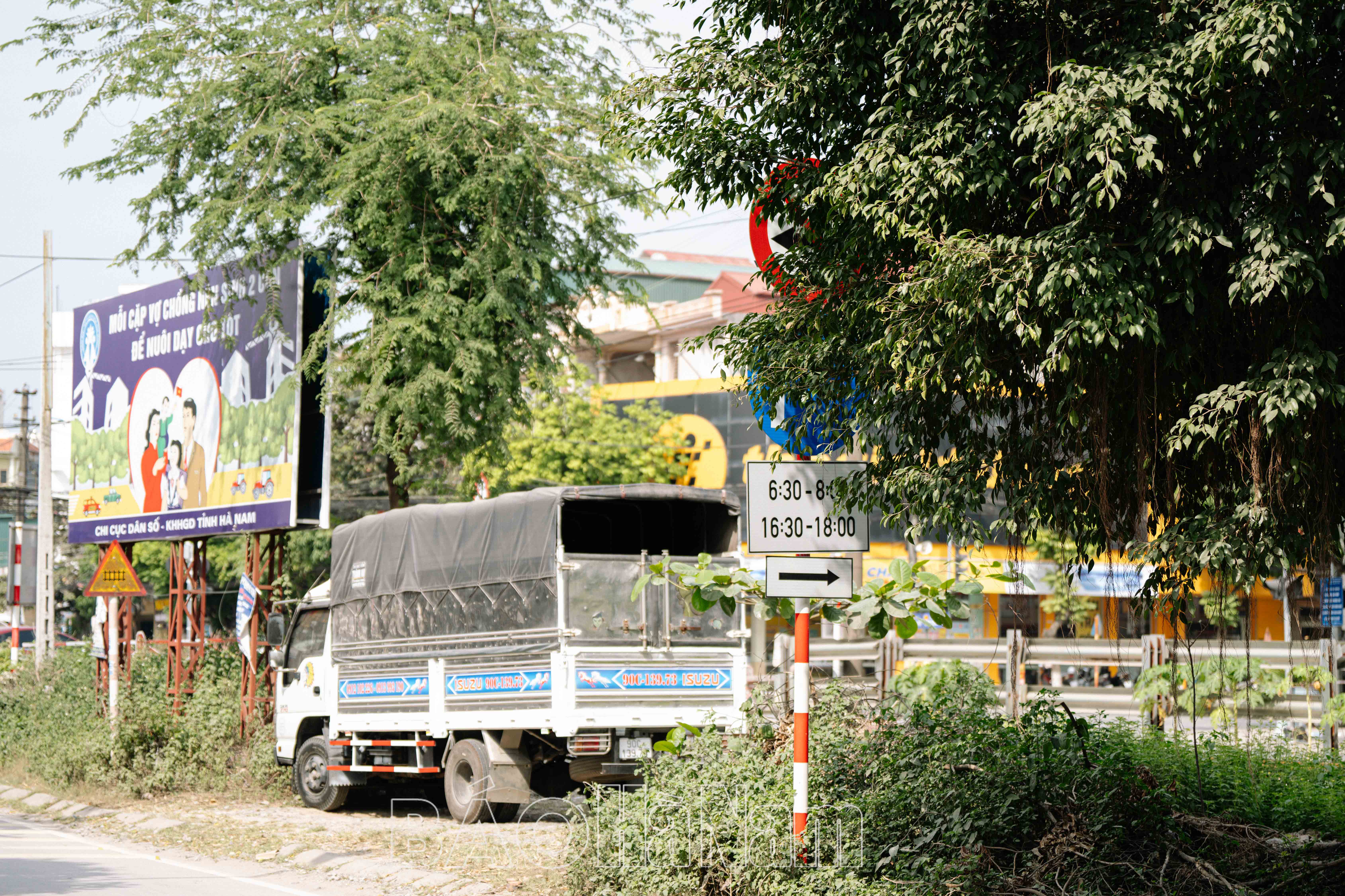 Nhiều biển báo giao thông bị che khuất, gây khó khăn cho người tham gia giao thông