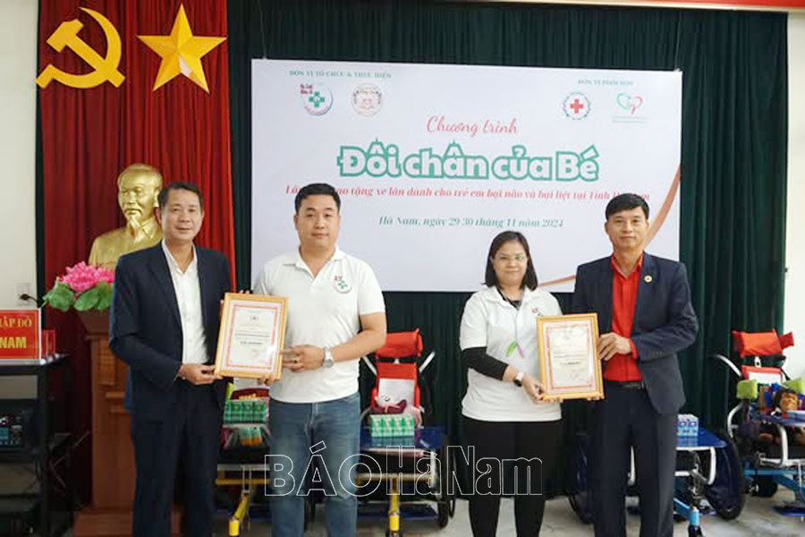 Trao tặng xe lăn cho trẻ em bại não tỉnh Hà Nam