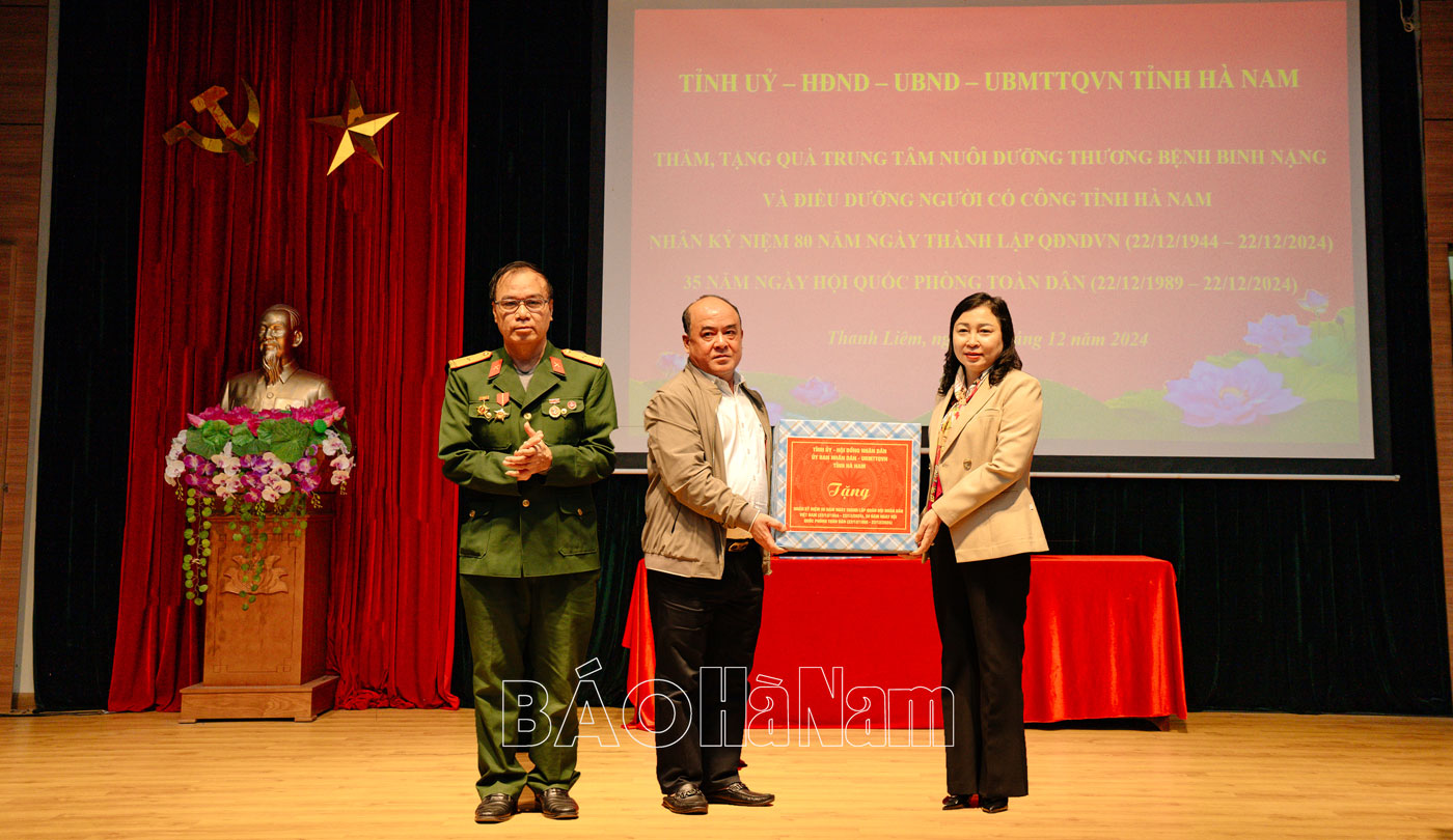 Đồng chí Phó Bí thư Thường trực Tỉnh ủy Đinh Thị Lụa thăm, tặng quà Trung tâm Nuôi dưỡng thương, bệnh binh nặng và Điều dưỡng người có công
