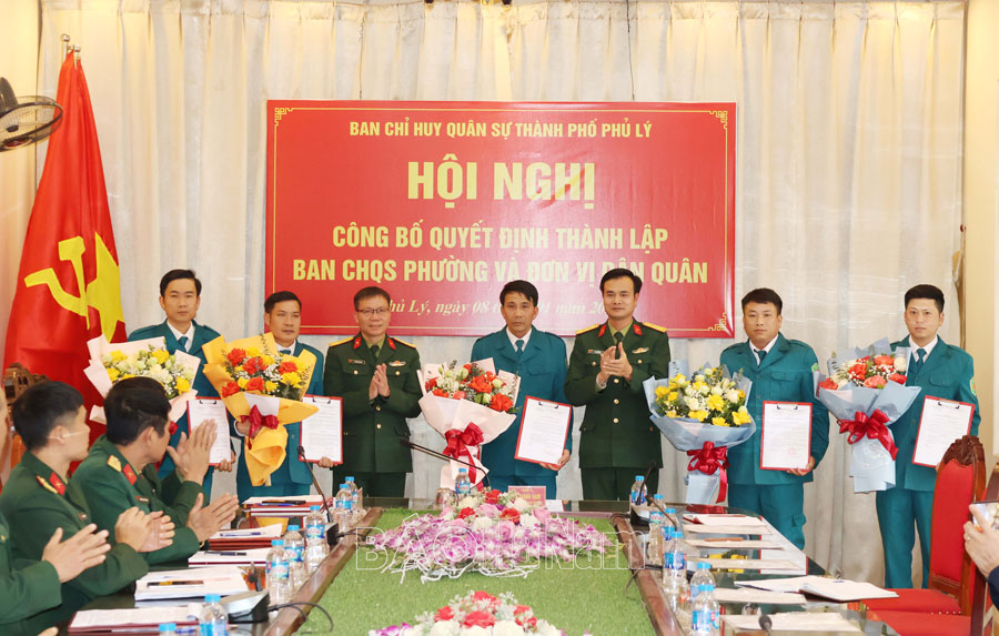 Ban CHQS thành phố Phủ Lý công bố quyết định thành lập ban CHQS cấp xã và đơn vị dân quân