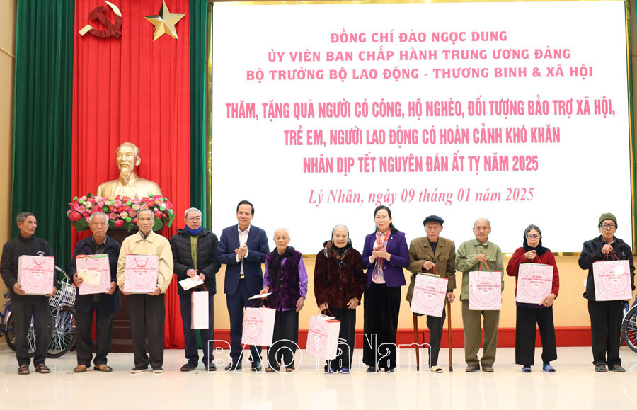 Bộ trưởng Bộ Lao động - Thương binh và Xã hội tặng quà Tết tại Lý Nhân