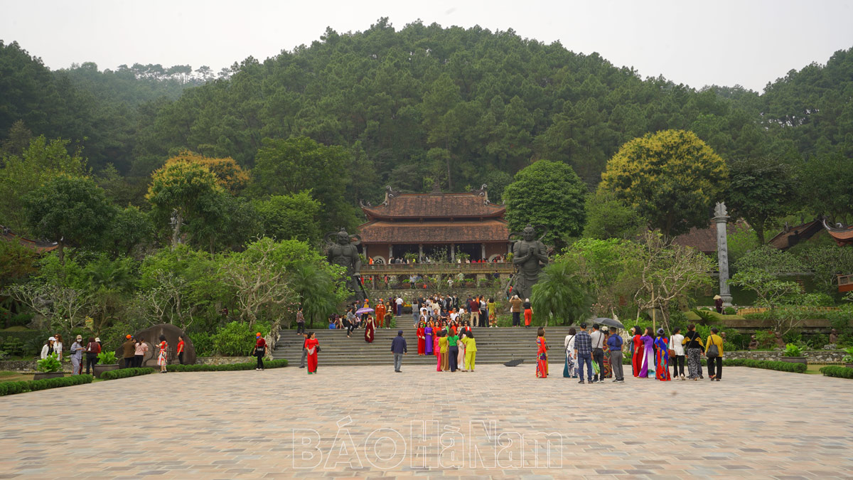 Phân luồng giao thông phục vụ du khách về tham quan, chiêm bái tại chùa Địa Tạng Phi Lai