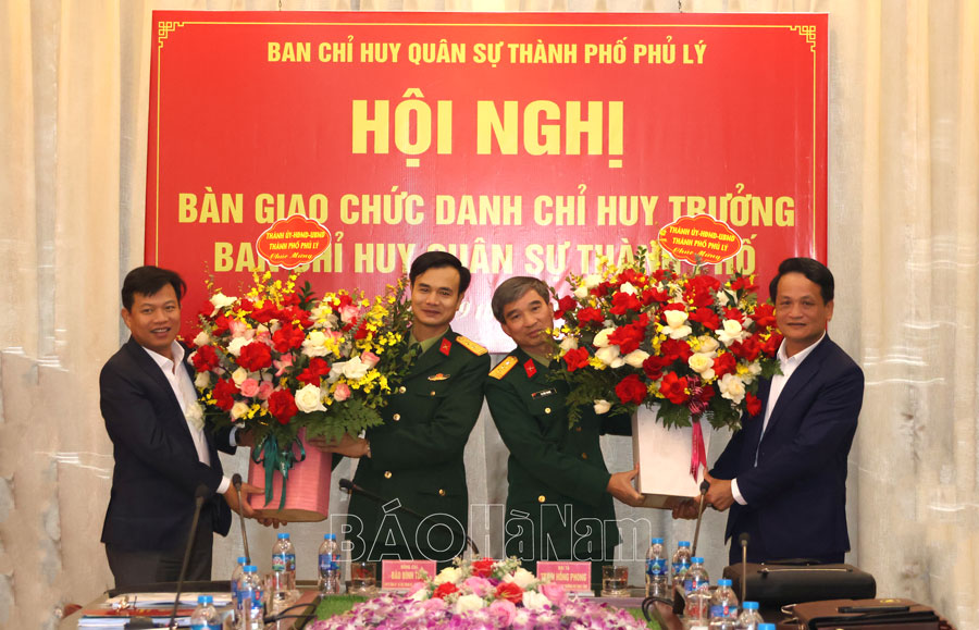 Bàn giao chức vụ Chỉ huy trưởng Ban CHQS thành phố Phủ Lý