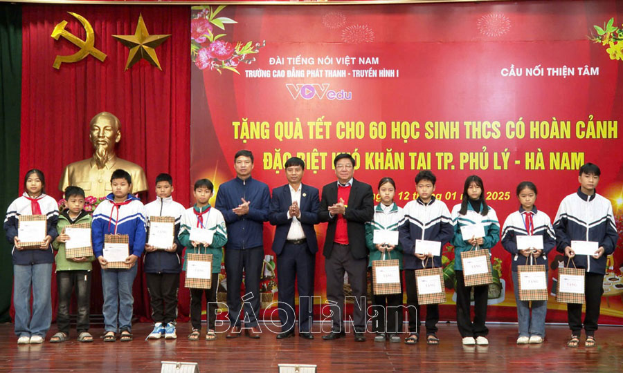 Tặng quà Tết cho học sinh THCS có hoàn cảnh đặc biệt khó khăn ở thành phố Phủ Lý