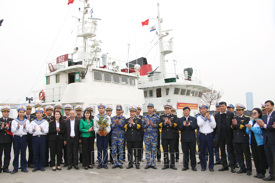 Đoàn công tác của Bộ Tư lệnh Vùng I Hải quân thăm, tặng quà quân và dân các đảo vùng Đông Bắc của Tổ quốc