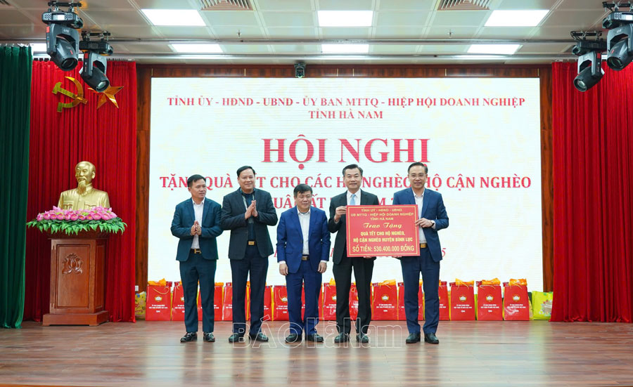 Các đồng chí lãnh đạo tỉnh thăm, tặng quà Tết tại các địa phương, đơn vị