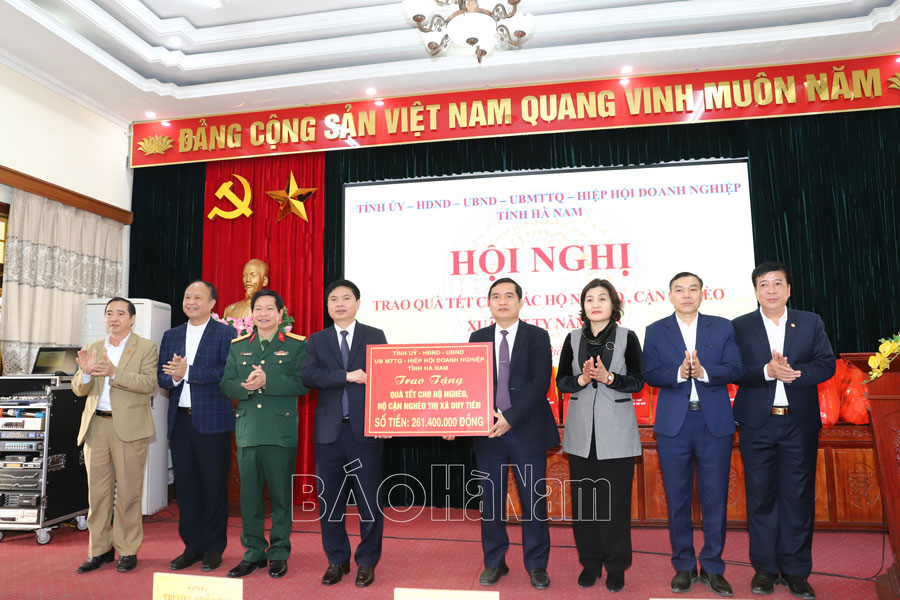 Đồng chí Chủ tịch UBND tỉnh Trương Quốc Huy thăm, tặng quà Tết hộ nghèo, chúc thọ người cao tuổi thị xã Duy Tiên