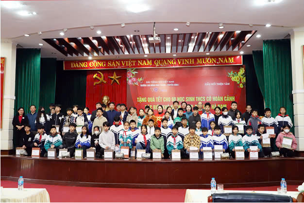 VOVedu trao hơn 100 phần quà tặng học sinh nghèo hiếu học, gia đình có hoàn cảnh khó khăn dịp Xuân Ất Tỵ 2025