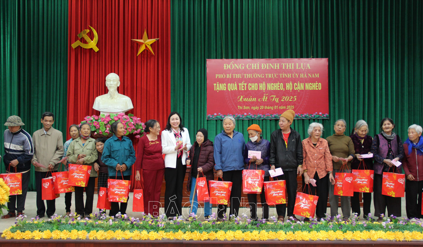 Đồng chí Phó Bí thư Thường trực Tỉnh ủy Đinh Thị Lụa tặng quà Tết các hộ nghèo, cận nghèo tại phường Thi Sơn