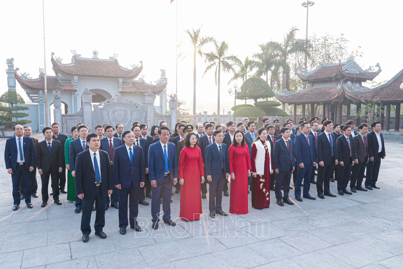 Các đồng chí lãnh đạo tỉnh dâng hương tưởng nhớ Chủ tịch Hồ Chí Minh và các Anh hùng liệt sỹ