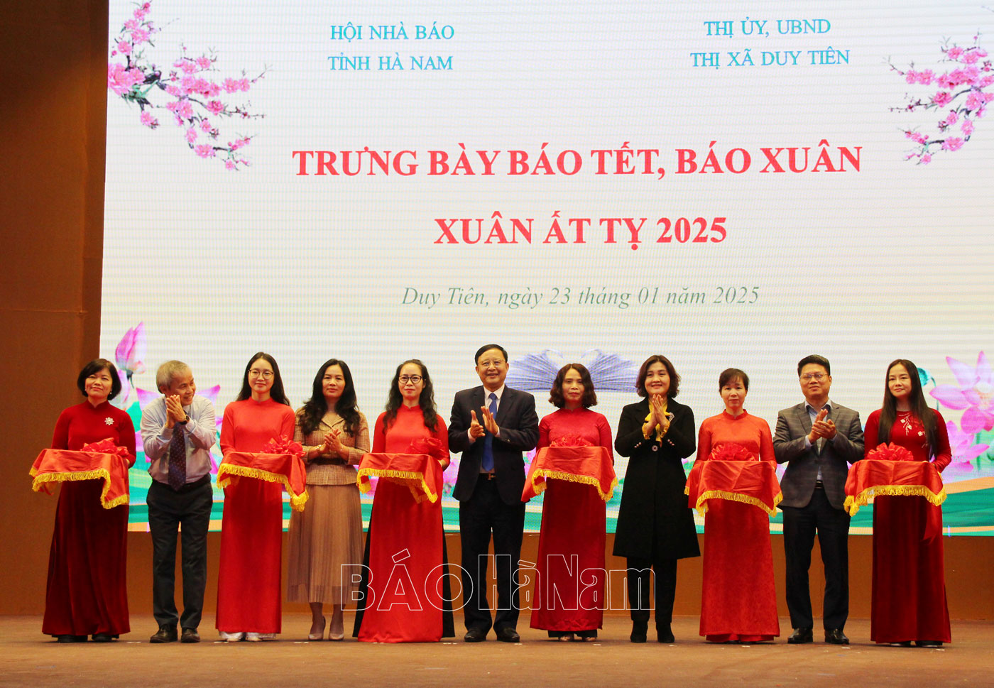 Khai mạc Trưng bày báo Tết, báo Xuân Ất Tỵ 2025 tại thị xã Duy Tiên