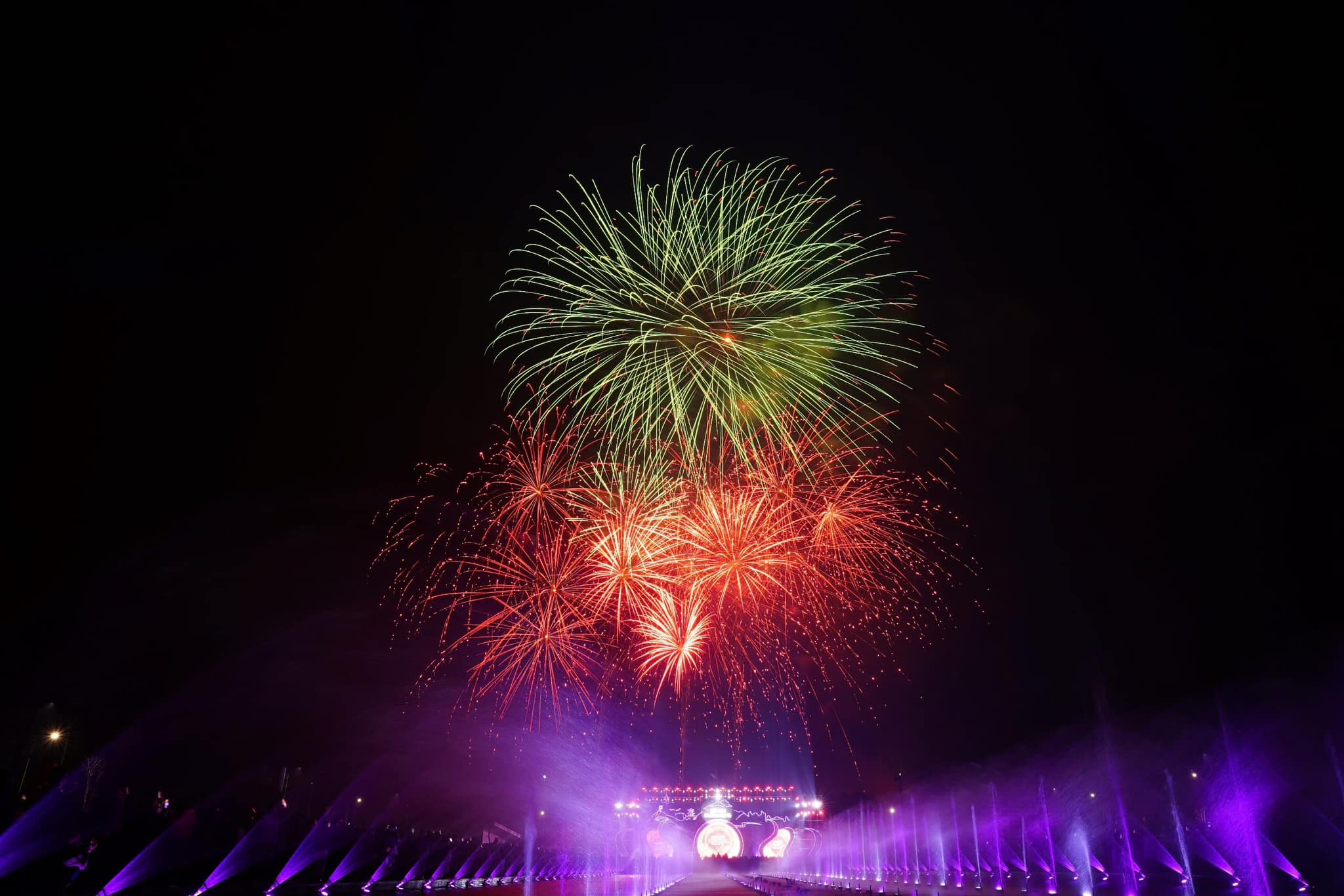 Người dân mãn nhãn với màn pháo hoa đêm giao thừa chào năm mới 2025