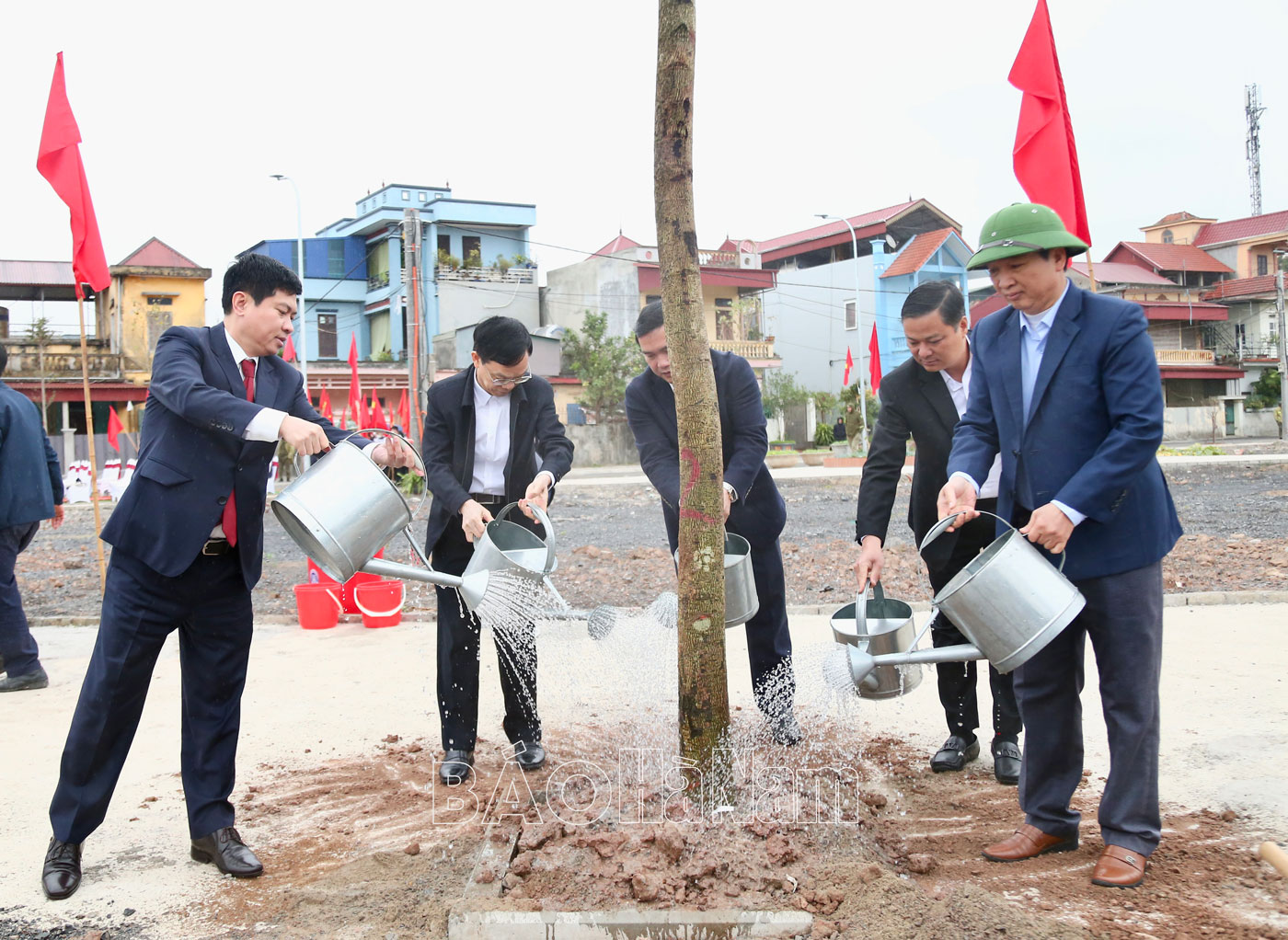 Đồng chí Chủ tịch UBND tỉnh Trương Quốc Huy kiểm tra sản xuất đầu năm và tham gia "Tết trồng cây" tại thị xã Duy Tiên