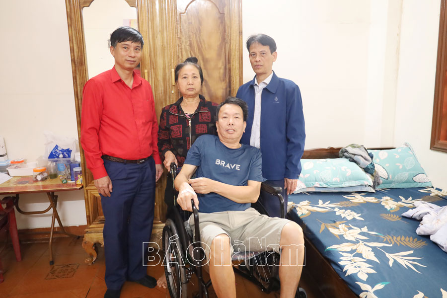 Hội Chữ thập đỏ tỉnh trao xe lăn và hỗ trợ gia đình có hoàn cảnh khó khăn